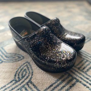 Danskos XP 2.0 Professional Clogs